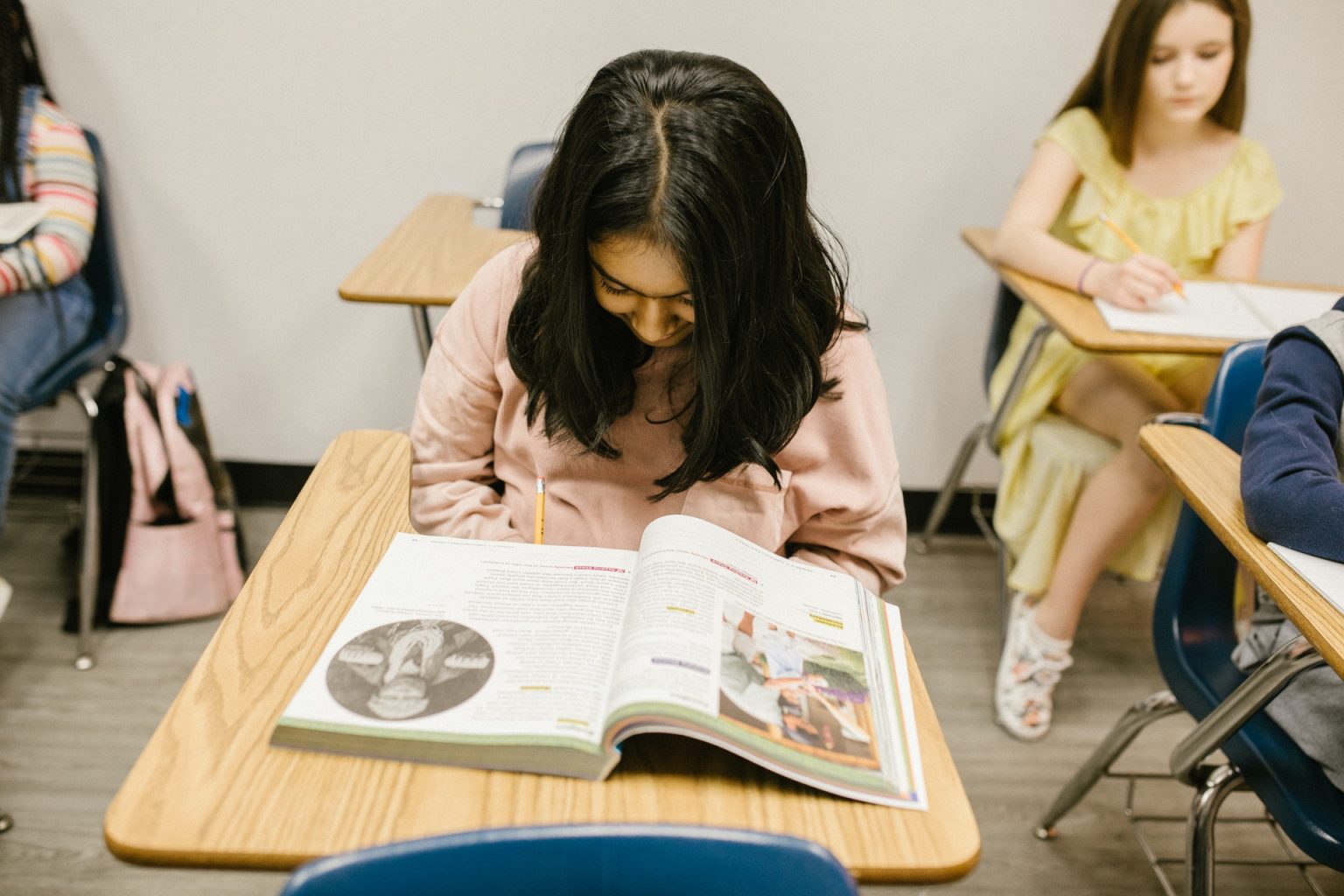 Увлекаюсь учитель. Безмолвное чтение. Увлеченный учитель. Terrible student.